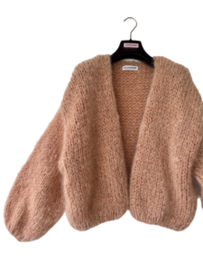 Hand gebreid oversized mohairvest in poeder camel.