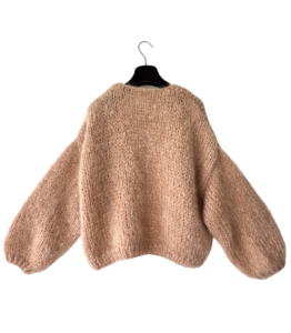 Hand gebreid oversized mohairvest in poeder camel.