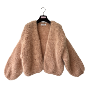 Hand gebreid damesvest mohair in poeder camel kleur