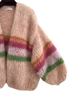 Beige mohair vest gestreept met roze groen en geel