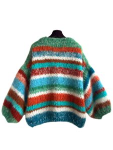 oversized mohair vest gebreid met strepen in wit groen turquoise en oranje