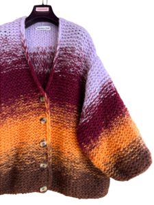 Lang ombre gebreid vest met knopen in lila burgundy