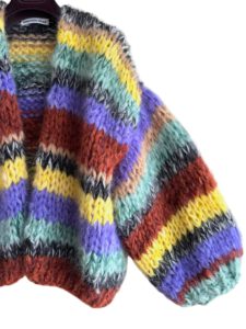 Gestreept mohair vest in de kleuren groen, paars, geel, camel, roest en zwart wit.