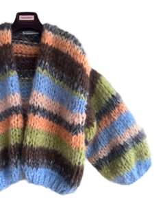 Gestreept mohair vest in de kleuren pistache groen, lichtblauw, lichtroze, bruin, perzik en zwart wit.