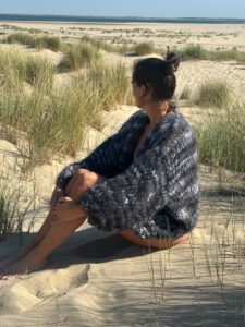 Hand gebreid damesvest mohair in zwart wit en grijs