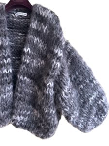 Hand gebreid damesvest mohair in zwart wit en grijs