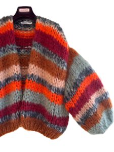 Gestreept mohair vest in de kleuren sage groen, camel, oranje, rood, roest en zwart wit