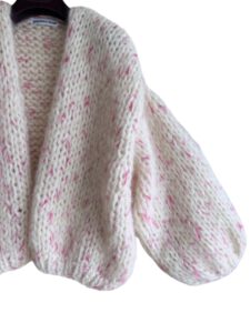 Hand gebreid damesvest mohair in offwhite met roze accenten