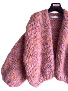 Hand gebreid damesvest mohair in oranje roze