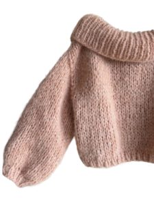 Hand gebreide off the shoulder mohair sweater met oversized fit in camel beige