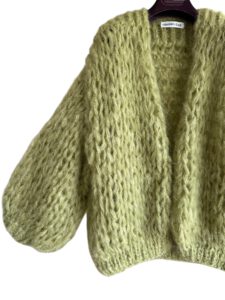 Grof gebreid pistache groen mohair vest. Lichtrgoen vest met oversized fit, hand gebreid met grote lussen voor een chunky look