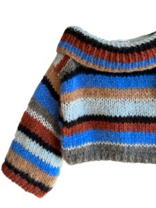 Off shoulder gebreide alpaca en zijde trui gestreept blauw zilver