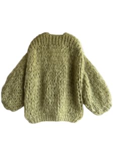Grof gebreid pistache groen mohair vest. Lichtrgoen vest met oversized fit, hand gebreid met grote lussen voor een chunky look
