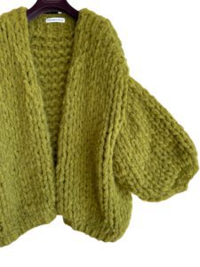 Hand gebreid olijfgroen vest Superzacht hand gebreid damesvest met oversized pasvorm. 