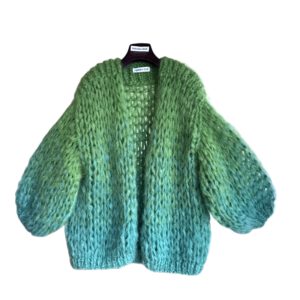 Grof gebreid azuurblauw ombre mohair vest. Groen vest met oversized fit, hand gebreid met grote lussen voor een chunky look