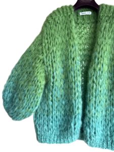 Grof gebreid blauw groen mohair vest. groen vest met oversized fit, hand gebreid met grote lussen voor een chunky look