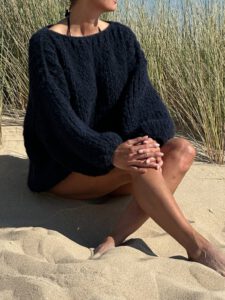 Hand gebreide donkerblauwe boothals sweater van zachte Italiaanse wol – oversized & kriebelvrij