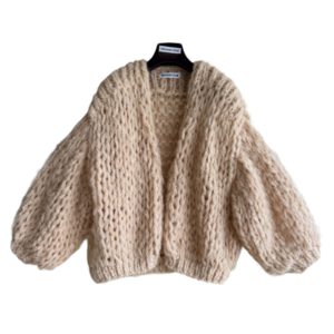handgebreide licht beige damesvest met een trendy oversized pasvorm