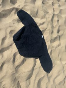 Hand gebreide donkerblauwe boothals sweater van zachte Italiaanse wol – oversized & kriebelvrij