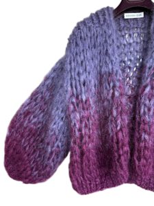 Grof gebreid paars en burgundy mohair vest met kleurverloop. Paars burgundy vest met oversized fit, hand gebreid met grote lussen voor een chunky look.