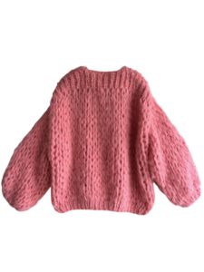 Grof gebreid perzik roze alpaca vest in kort model. Koraal roze vest met oversized fit, hand gebreid met grote lussen voor een chunky look.