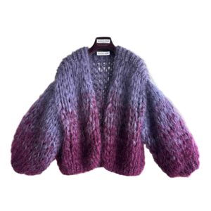 Grof gebreid paars en burgundy mohair vest met kleurverloop. Paars burgundy vest met oversized fit, hand gebreid met grote lussen voor een chunky look.