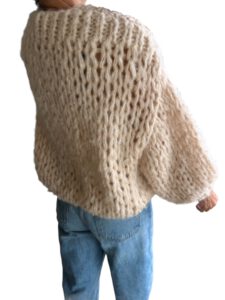 handgebreide licht beige damesvest met een trendy oversized pasvorm