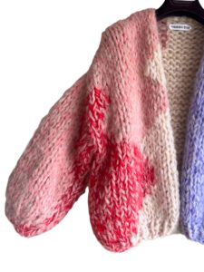 gebreid vest in zomerse kleuren roze rood beige geel