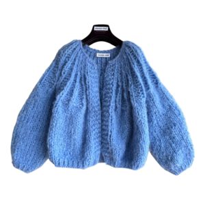 Hemelsblauw mohair vest kort model gebreid met eco-friendly mohair. Superzacht blauw mohair vestje hand gebreid in naadloos ontwerp.