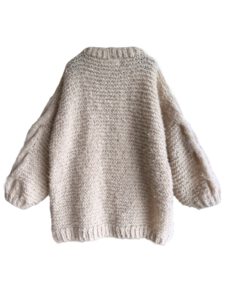 Oversized beige mohair sweater in lang model met kabels op de mouwen.