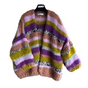 De prachtige kleurencombinatie van het gestreepte vest in lichtbruin, lilac, lime, paars, zilver en zwart wit kan het hele jaar door gecombineerd worden in je garderobe
