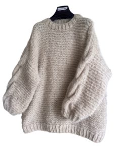 Deze lange beige mohair trui is vervaardigd in een elegante ribsteek en heeft prachtige ballonmouwen voor een trendy uitstraling.