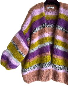 Hand gebreid damesvest met strepen in lime paars bruin camel en zwart wit zilver