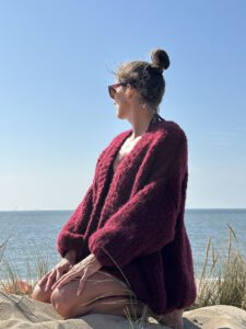 Handgebreid dieprood damesvest van zachte Italiaanse wol – oversized & kriebelvrij