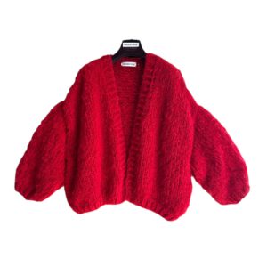 Dit lichte en zachte mohair vest is gemaakt van 17% mohair, 55% acryl, 11% polyester en 17% wol.