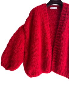 Dit lichte en zachte mohair vest is gemaakt van 17% mohair, 55% acryl, 11% polyester en 17% wol.