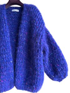 lang gebreid vest in diep blauw paarse kleur, zacht en fluffy