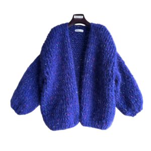 lang gebreid vest in diep blauw paarse kleur, zacht en fluffy