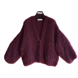 Ontdek de nieuwe hand gebreide mohair cardigan in trendkleur burgundy met knopen van Maison Osé