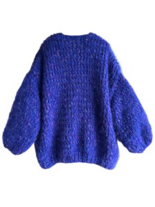 Dit blueberry damesvest in eco-friendly geproduceerde mohair is met de hand gebreid door Maison Ose