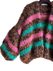grof gebreid fluffy mohair vest in bruin zwarte melange met roze en groene strepen Maison Ose