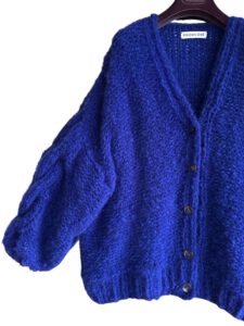 Stijlvol indigo blauw gebreid damesvest – oversized pasvorm. Maison Osé handknit