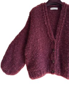Ontdek de nieuwe hand gebreide mohair cardigan in trendkleur burgundy met knopen.