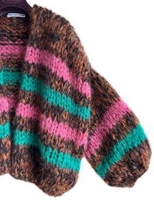Hand gebreid damesvest in zwart bruin melange met groene en roze strepen