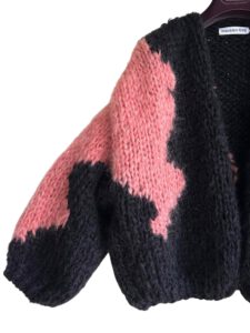 Unieke gebreide mohair cardigan in zwart met camouflage print ingebreid met koraal roze en roestrood.