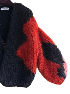 Chunky gebreide mohair cardigan in zwart met camo-style in koraal roze en rood