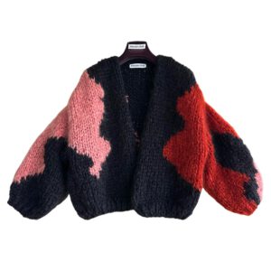Unieke gebreide mohair cardigan in zwart met camouflage print ingebreid met koraal roze en roestrood.