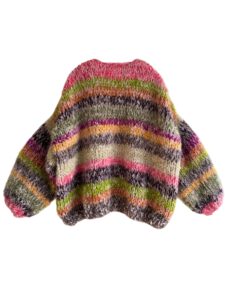 Hand gebreid damesvest gestreept in roze, groen, geel, cyclaam en bruin