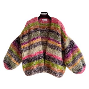 Dit oversized damesvest van Maison Osé in eco-friendly geproduceerde mohair is met de hand gebreid. Het vest is gebreid met mohair van Fonty (75% mohair, 20% wol en 5% polyamide) en van Lang Yarns (mohair 93% en polyamide 3%). In het vest is een oudroze draad als basis gebruikt en gemengd met andere kleuren zoals aubergine, bruin, roze, groen, cyclaam, geel, pistache en oranje.
