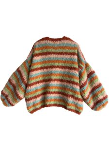 Dit oversized damesvest in zachte merino is met de hand gebreid. Het vest is gebreid met Avalon van Lang Yarns (60% Virgin wool (merino extrafine) 40% virgin wool (merino) superwash). Het vest voelt als een wolk, zo zacht en licht.